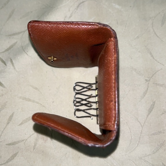 Louis Vuitton Monogram 6 Key Holder - Picture 14 of 16
